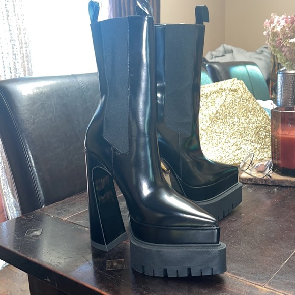 Versace AEVITAS POINTY PLATFORM BOOTS - Picture 3 of 8
